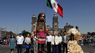 Da la bienvenida Gobierno capitalino a la marioneta monumental “Pequeña Amal”, que viaja por el mundo con mensaje de paz y esperanza