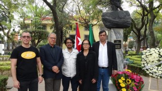 La Coordinación General de Asesores y Asuntos Internacionales de la Ciudad de México asiste a la revelación de placa en homenaje a Julio Antonio Mella